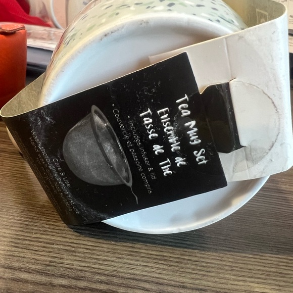 Mug with Gold lid & includes infuser - Picture 3 of 5